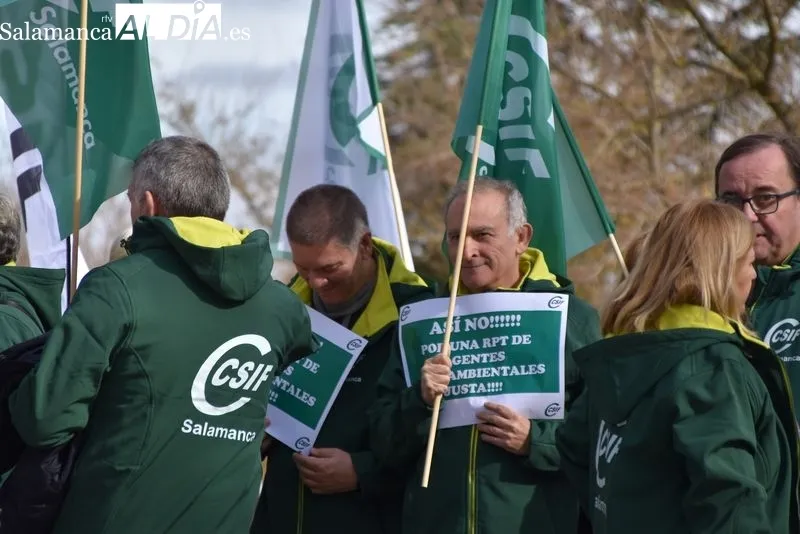 Protestas de agentes medioambientales ante la Delegación de la Junta CyL en Salamanca. Foto Vanesa Martins