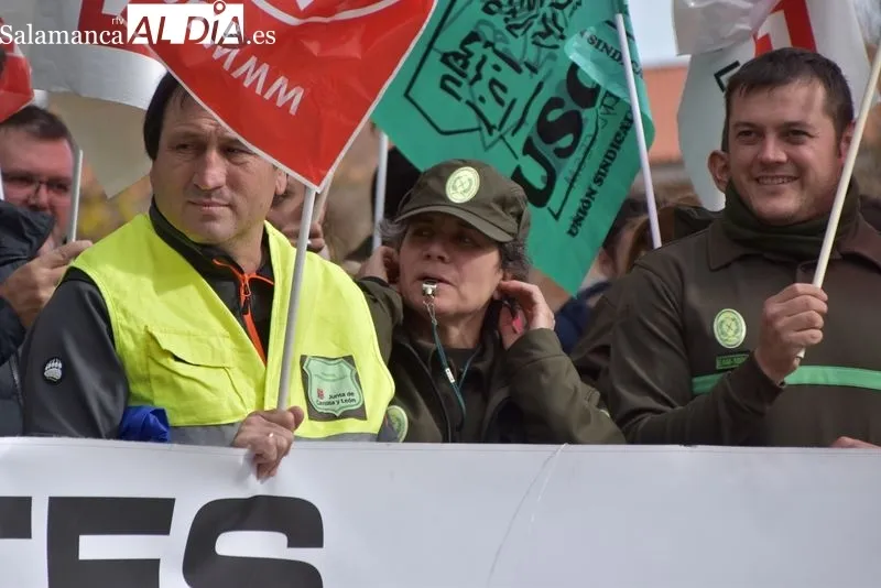Protestas de agentes medioambientales ante la Delegación de la Junta CyL en Salamanca. Foto Vanesa Martins