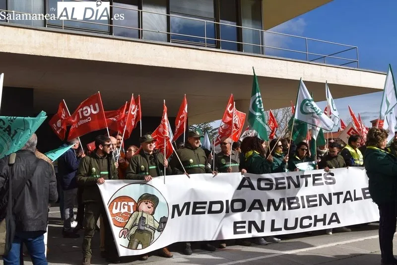 Protestas de agentes medioambientales ante la Delegación de la Junta CyL en Salamanca. Foto Vanesa Martins