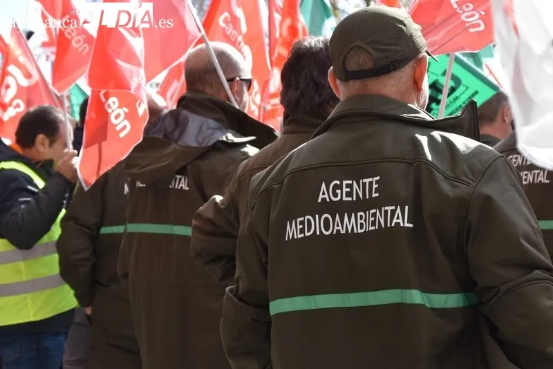 Protestas de agentes medioambientales ante la Delegación de la Junta CyL en Salamanca. Foto Vanesa Martins