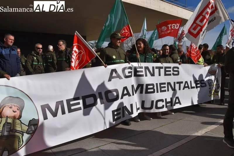 Protestas de agentes medioambientales ante la Delegación de la Junta CyL en Salamanca. Foto Vanesa Martins