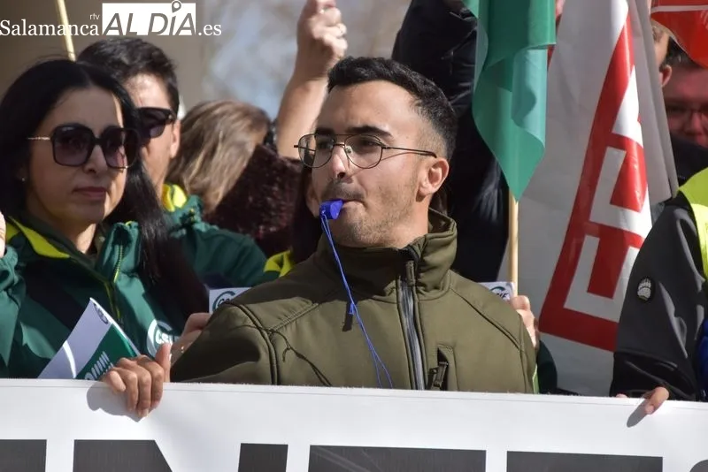 Protestas de agentes medioambientales ante la Delegación de la Junta CyL en Salamanca. Foto Vanesa Martins
