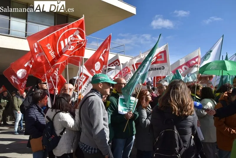 Protestas de agentes medioambientales ante la Delegación de la Junta CyL en Salamanca. Foto Vanesa Martins