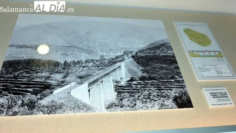 Los dioramas de las estaciones recogen vehículos ferroviarios de distintos modelos