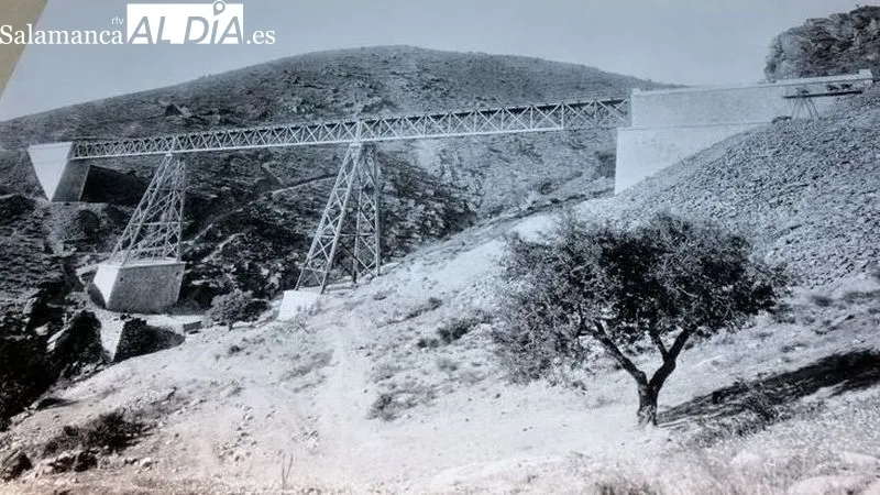Los dioramas de las estaciones recogen vehículos ferroviarios de distintos modelos