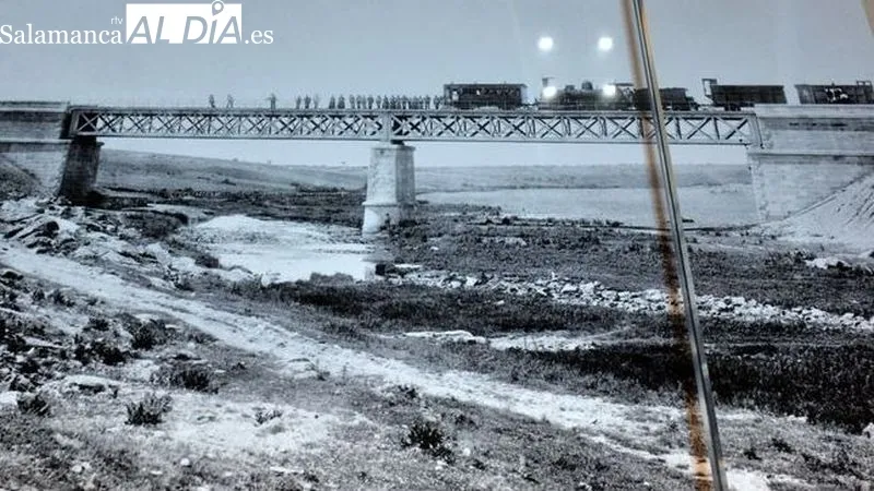 Los dioramas de las estaciones recogen vehículos ferroviarios de distintos modelos
