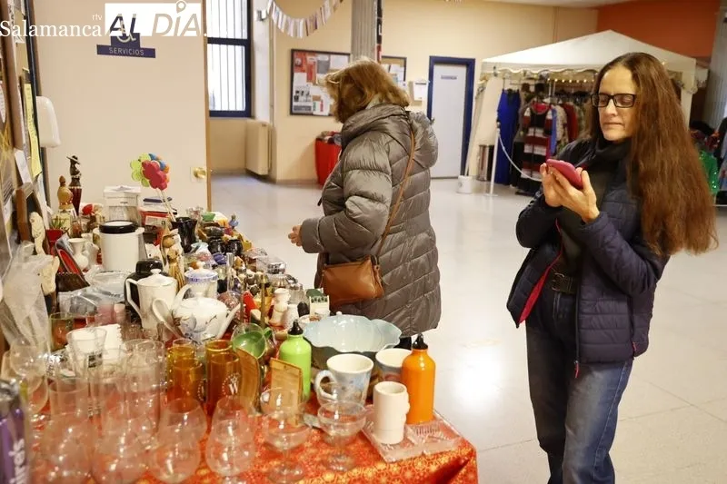 Mercadillo Solidario Europeo de Navidad en la Escuela de Idiomas. Foto de David Sañudo