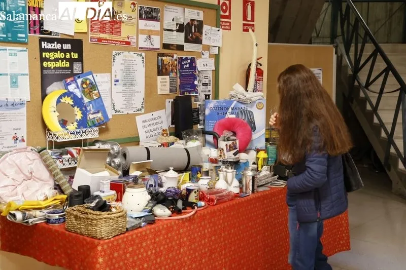 Mercadillo Solidario Europeo de Navidad en la Escuela de Idiomas. Foto de David Sañudo