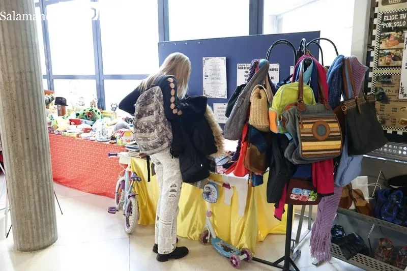 Mercadillo Solidario Europeo de Navidad en la Escuela de Idiomas. Foto de David Sañudo