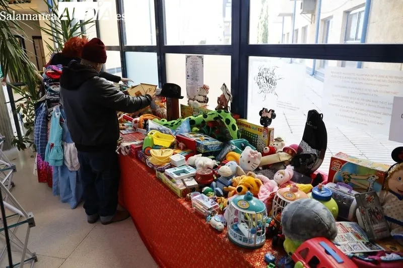 Mercadillo Solidario Europeo de Navidad en la Escuela de Idiomas. Foto de David Sañudo