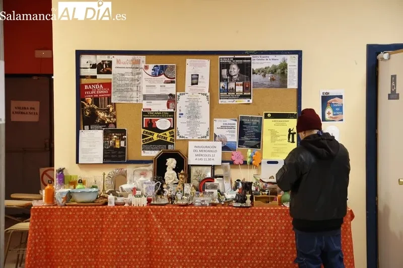 Mercadillo Solidario Europeo de Navidad en la Escuela de Idiomas. Foto de David Sañudo