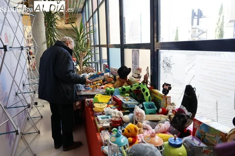 Mercadillo Solidario Europeo de Navidad en la Escuela de Idiomas. Foto de David Sañudo