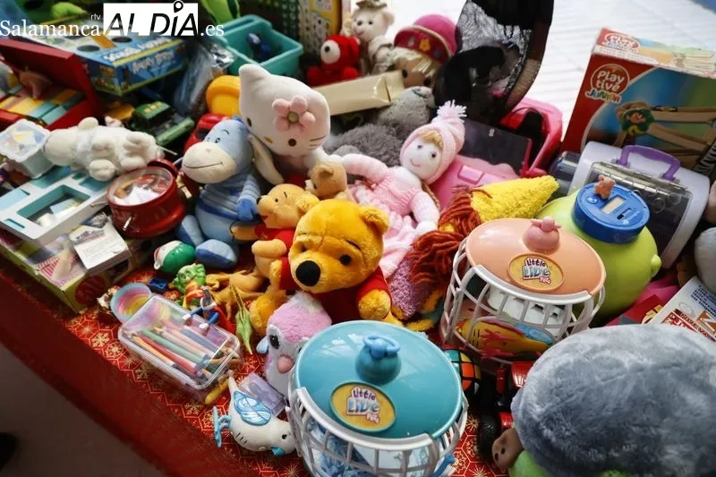 Mercadillo Solidario Europeo de Navidad en la Escuela de Idiomas. Foto de David Sañudo