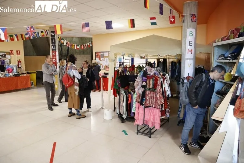 Mercadillo Solidario Europeo de Navidad en la Escuela de Idiomas. Foto de David Sañudo