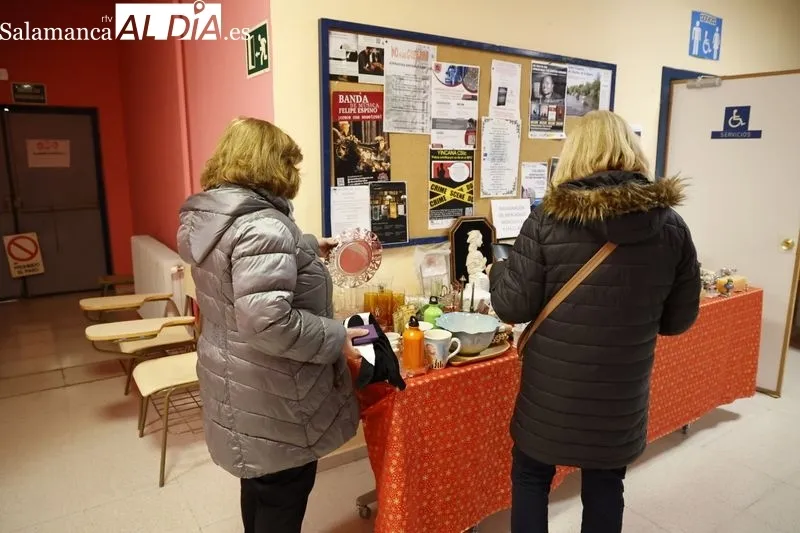 Mercadillo Solidario Europeo de Navidad en la Escuela de Idiomas. Foto de David Sañudo