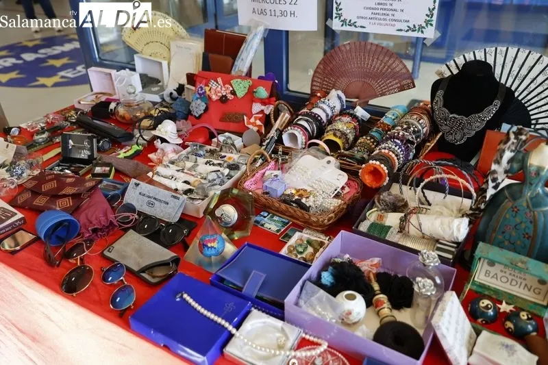 Mercadillo Solidario Europeo de Navidad en la Escuela de Idiomas. Foto de David Sañudo