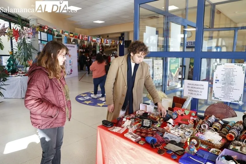 Mercadillo Solidario Europeo de Navidad en la Escuela de Idiomas. Foto de David Sañudo