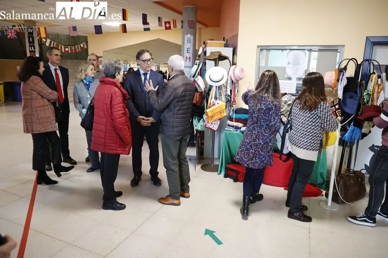 Mercadillo Solidario Europeo de Navidad en la Escuela de Idiomas. Foto de David Sañudo