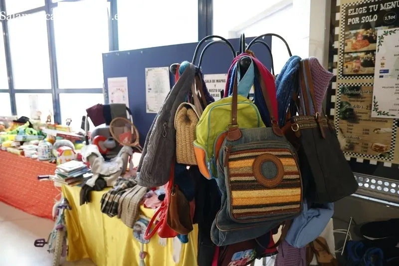 Mercadillo Solidario Europeo de Navidad en la Escuela de Idiomas. Foto de David Sañudo