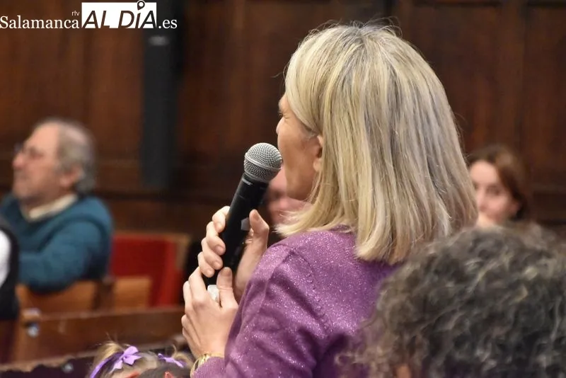 Rozalén y su 'Puerta violeta' hacen cantar al Paraninfo de la Universidad de Salamanca | FOTOS: Vanesa Martins 