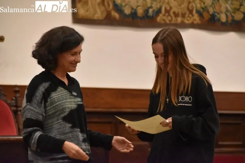 Rozalén y su 'Puerta violeta' hacen cantar al Paraninfo de la Universidad de Salamanca | FOTOS: Vanesa Martins 