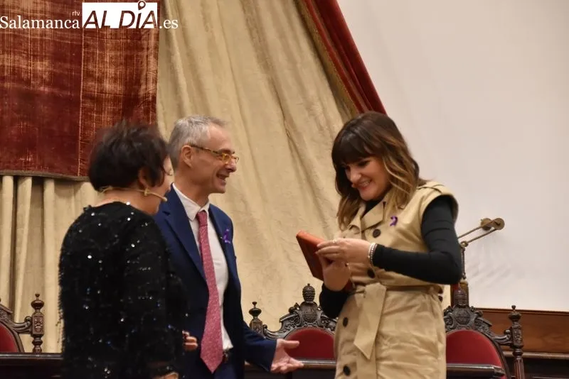 Rozalén y su 'Puerta violeta' hacen cantar al Paraninfo de la Universidad de Salamanca | FOTOS: Vanesa Martins 