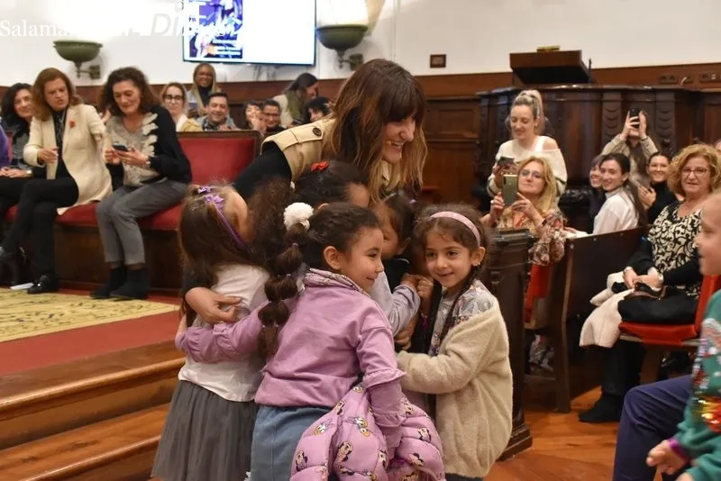 Rozalén y su 'Puerta violeta' hacen cantar al Paraninfo de la Universidad de Salamanca | FOTOS: Vanesa Martins 