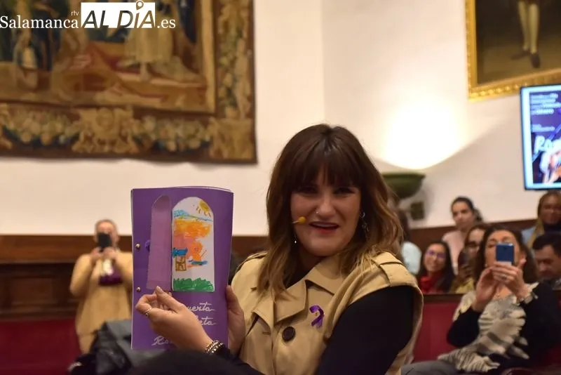 Rozalén y su 'Puerta violeta' hacen cantar al Paraninfo de la Universidad de Salamanca | FOTOS: Vanesa Martins 