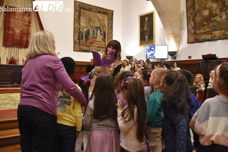 Rozalén y su 'Puerta violeta' hacen cantar al Paraninfo de la Universidad de Salamanca | FOTOS: Vanesa Martins 
