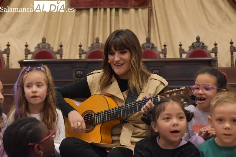 Rozalén y su 'Puerta violeta' hacen cantar al Paraninfo de la Universidad de Salamanca | FOTOS: Vanesa Martins 