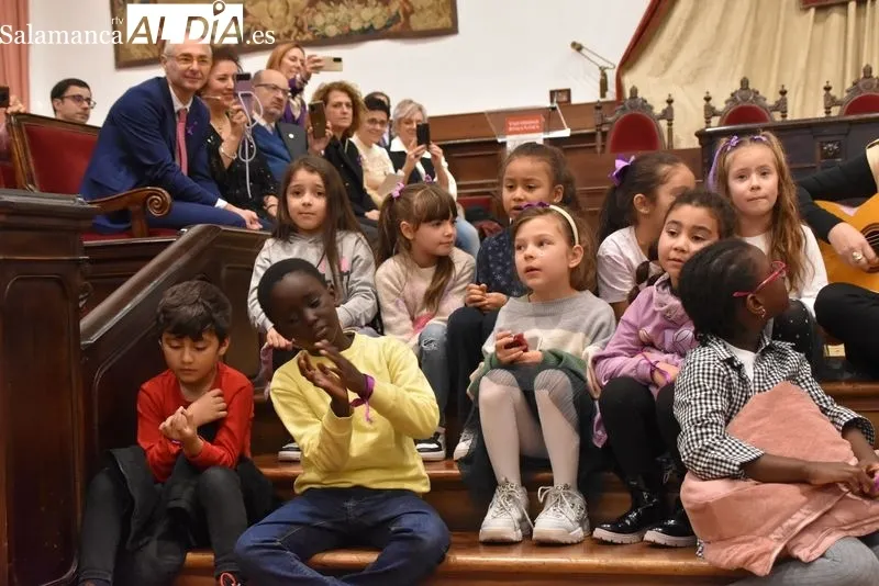 Rozalén y su 'Puerta violeta' hacen cantar al Paraninfo de la Universidad de Salamanca | FOTOS: Vanesa Martins 
