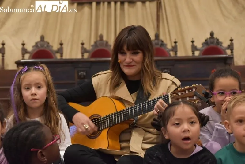 Rozalén y su 'Puerta violeta' hacen cantar al Paraninfo de la Universidad de Salamanca | FOTOS: Vanesa Martins 