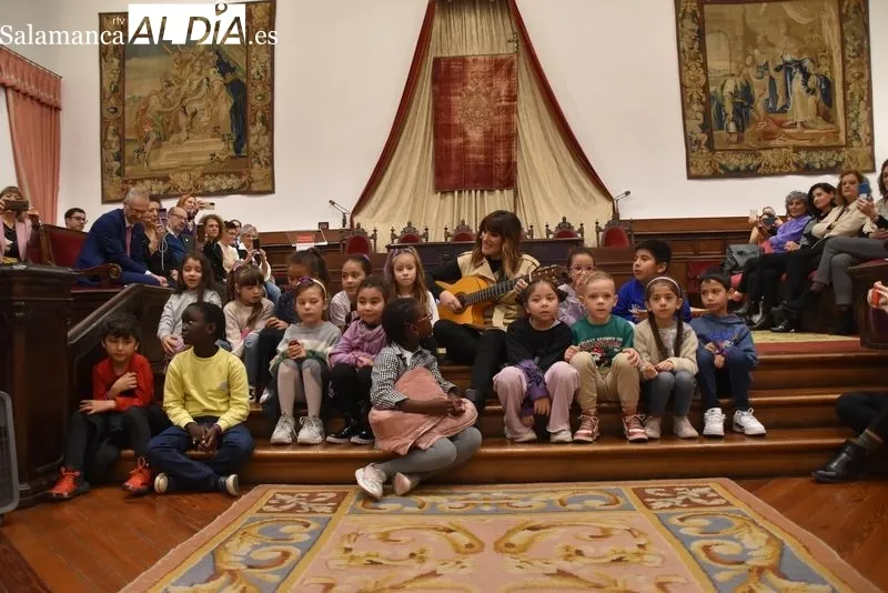 Rozalén y su 'Puerta violeta' hacen cantar al Paraninfo de la Universidad de Salamanca | FOTOS: Vanesa Martins 