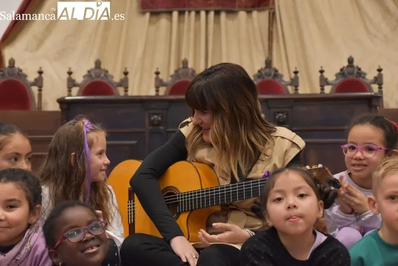 Rozalén y su 'Puerta violeta' hacen cantar al Paraninfo de la Universidad de Salamanca | FOTOS: Vanesa Martins 