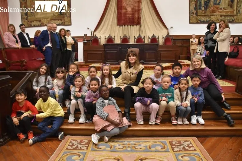 Rozalén y su 'Puerta violeta' hacen cantar al Paraninfo de la Universidad de Salamanca | FOTOS: Vanesa Martins 