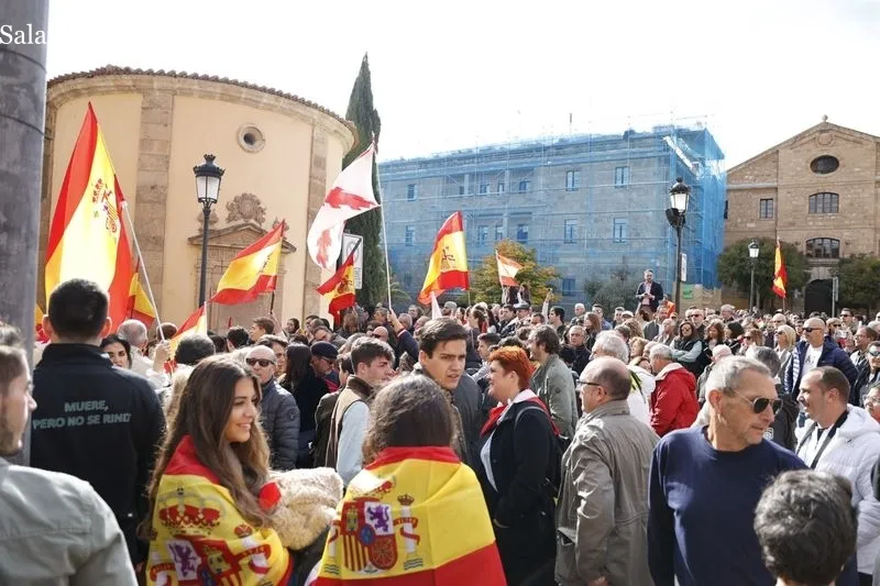 Varios grupos de personas se concentran frente a la sede del PSOE | FOTOS: David Sañudo 