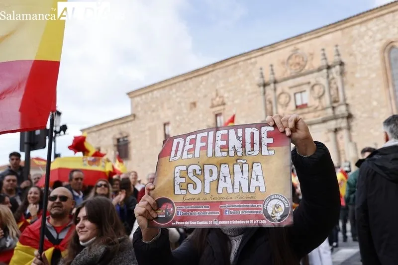 Varios grupos de personas se concentran frente a la sede del PSOE | FOTOS: David Sañudo 