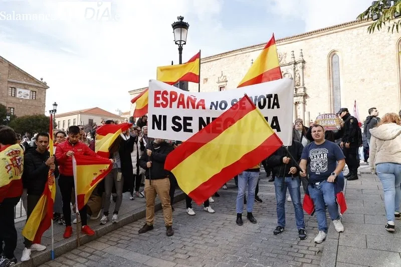 Varios grupos de personas se concentran frente a la sede del PSOE | FOTOS: David Sañudo 