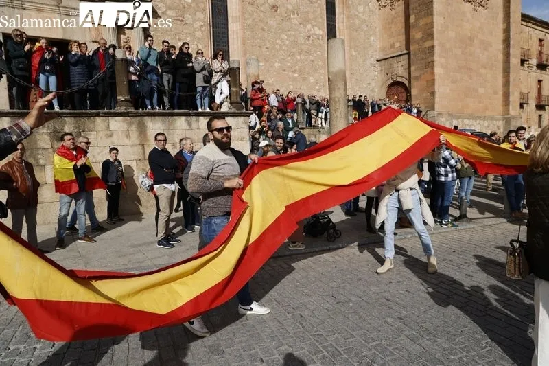 Varios grupos de personas se concentran frente a la sede del PSOE | FOTOS: David Sañudo 