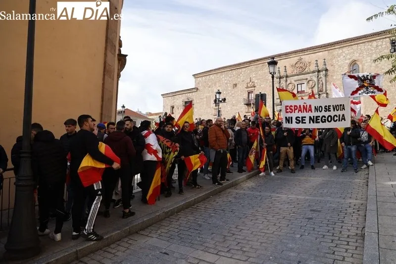 Varios grupos de personas se concentran frente a la sede del PSOE | FOTOS: David Sañudo 