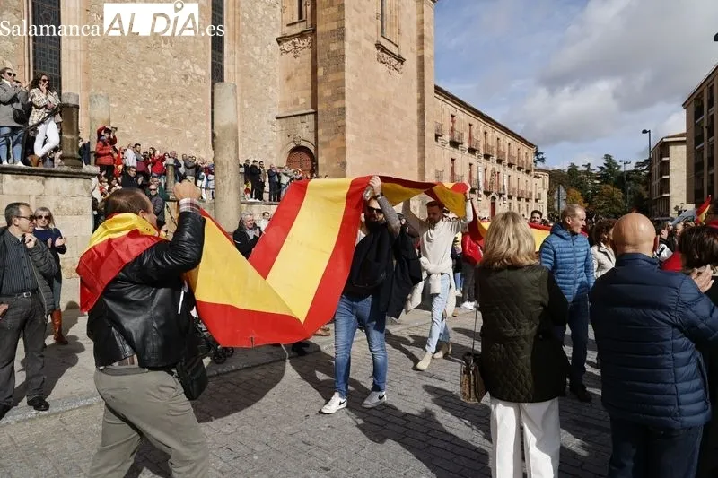 Varios grupos de personas se concentran frente a la sede del PSOE | FOTOS: David Sañudo 