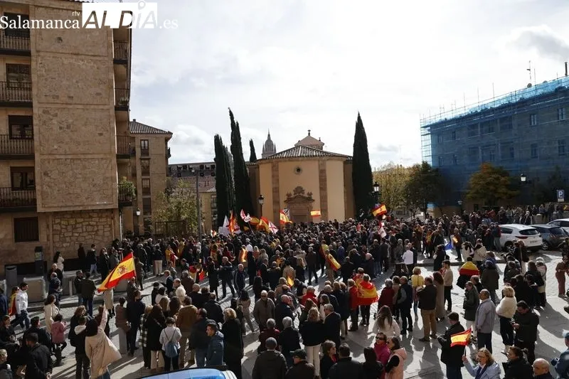 Varios grupos de personas se concentran frente a la sede del PSOE | FOTOS: David Sañudo 