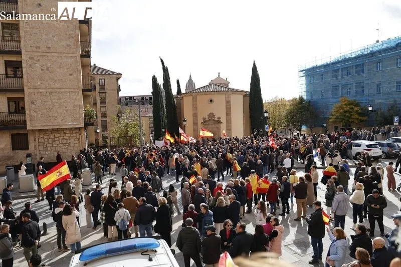Varios grupos de personas se concentran frente a la sede del PSOE | FOTOS: David Sañudo 