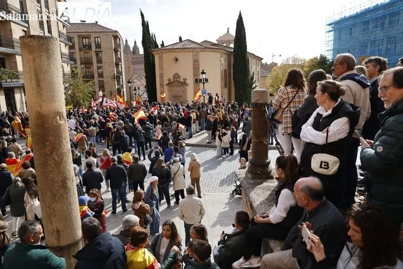 Varios grupos de personas se concentran frente a la sede del PSOE | FOTOS: David Sañudo 