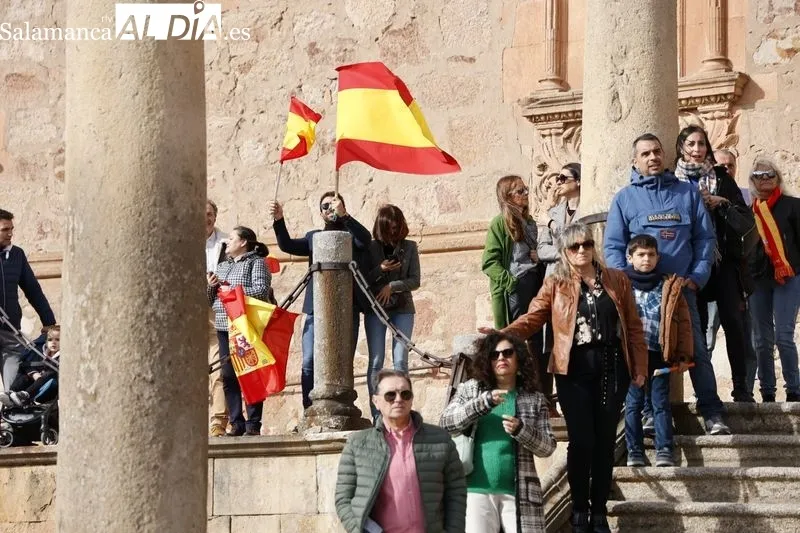 Varios grupos de personas se concentran frente a la sede del PSOE | FOTOS: David Sañudo 