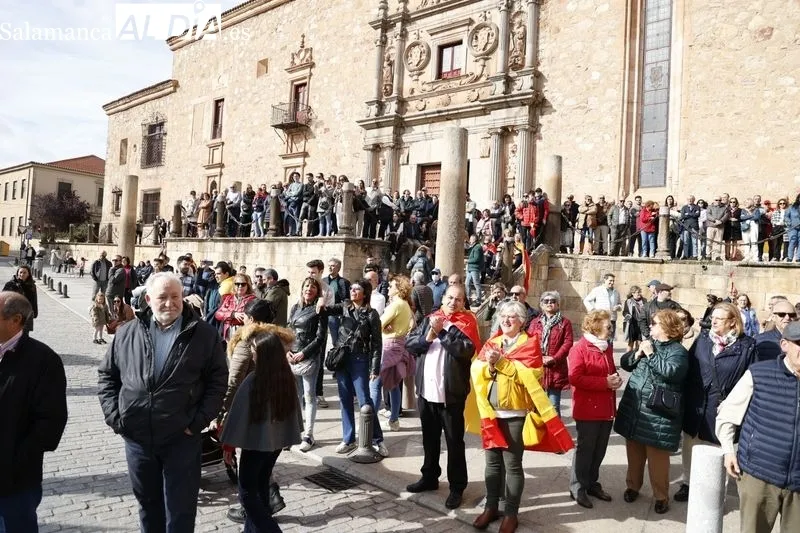 Varios grupos de personas se concentran frente a la sede del PSOE | FOTOS: David Sañudo 