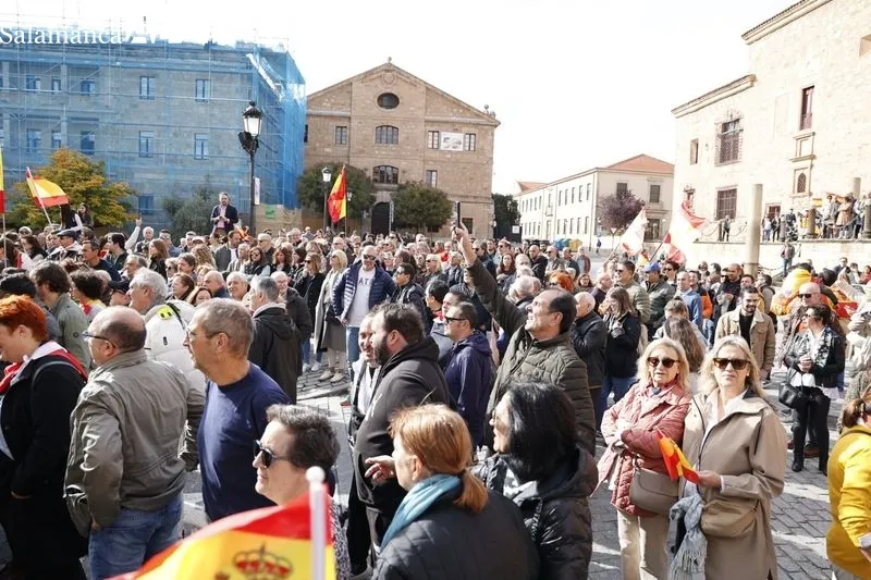 Varios grupos de personas se concentran frente a la sede del PSOE | FOTOS: David Sañudo 