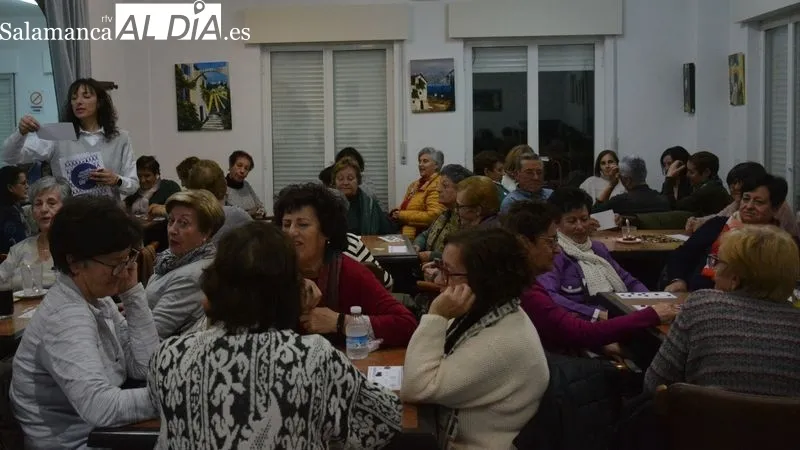 El hogar del jubilado acogió la proyección del corto y el juego del 'Bingo por las mujeres'