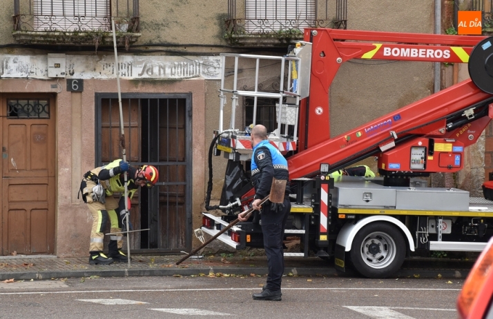 Los Bomberos retiran una antena de un tejado que se ha empezado a hundir