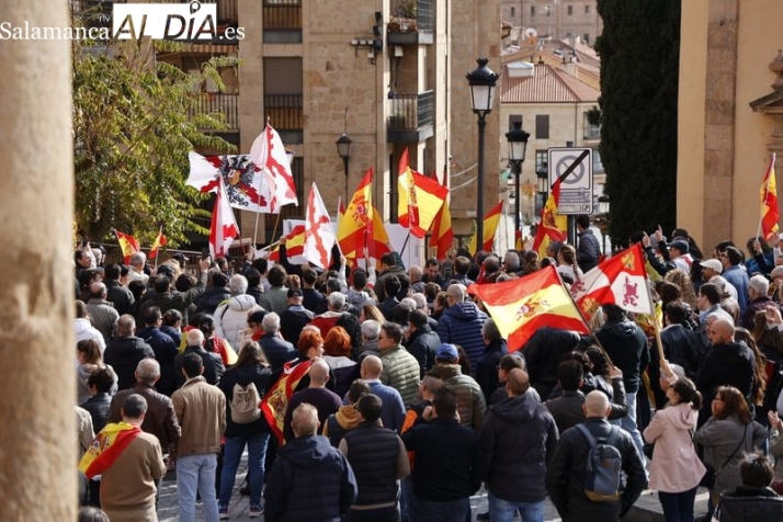 Varios grupos de personas se concentran frente a la sede del PSOE 